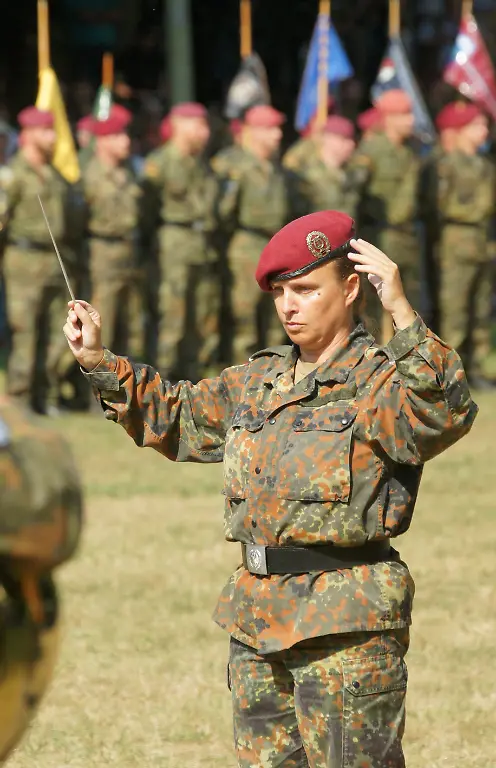 107966227-jpg60-Jahre-Luftlandebrigade-1-vormals-LLBrig-26-Oeffentliche-Jubilaeumsveranstaltung-im-Stadtgarten-der-Garnisonsstadt-Saarlouis-mit-feierlichem-Geloebnis-von-Rekruten-der-Brigade-Leiterin-des-Heeresmusikkorps-Koblenz-Oberstleutnant-Alexandra-Schuetz-Knospe-beim-dirigieren