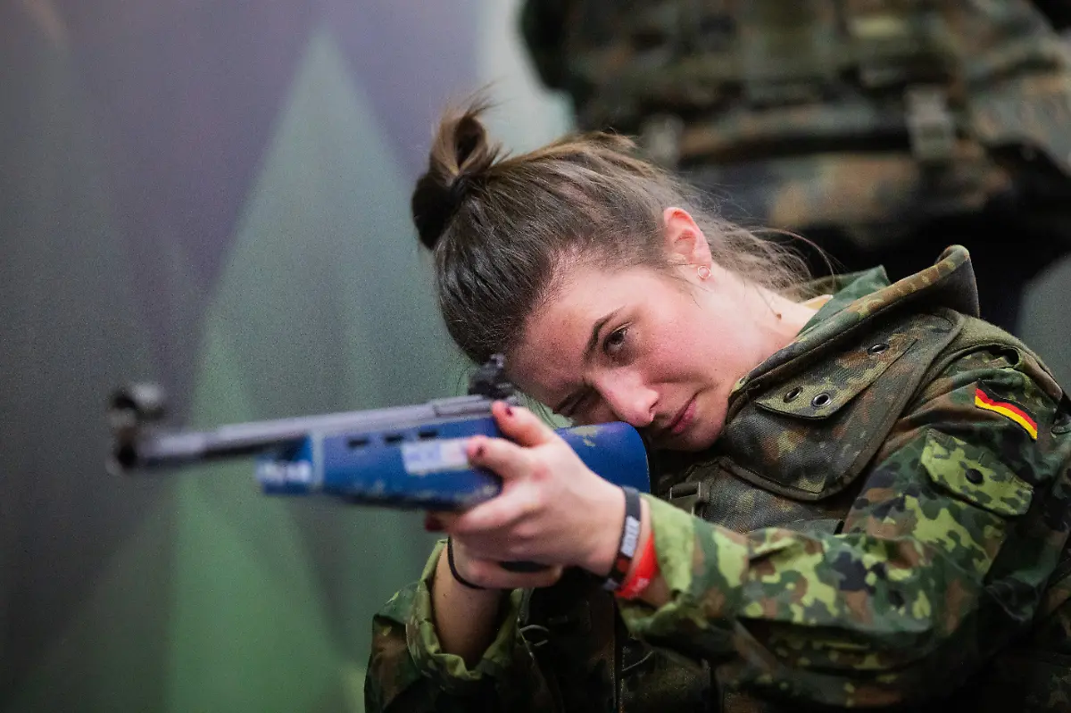 118976039-jpg04-April-2019-North-Rhine-Westphalia-Koeln-Kira-Werde-shoots-a-training-weapon-on-a-course-at-the-Bundeswehr-stand-at-the-Fibo-fitness-trade-fair-Fibo-is-the-world-s-largest-trade-fair-for-fitness-wellness-and-health-More-than-1-100-exhibitors-from-Europe-and-other-regions-of-the-world-will-be-presenting-their-innovations