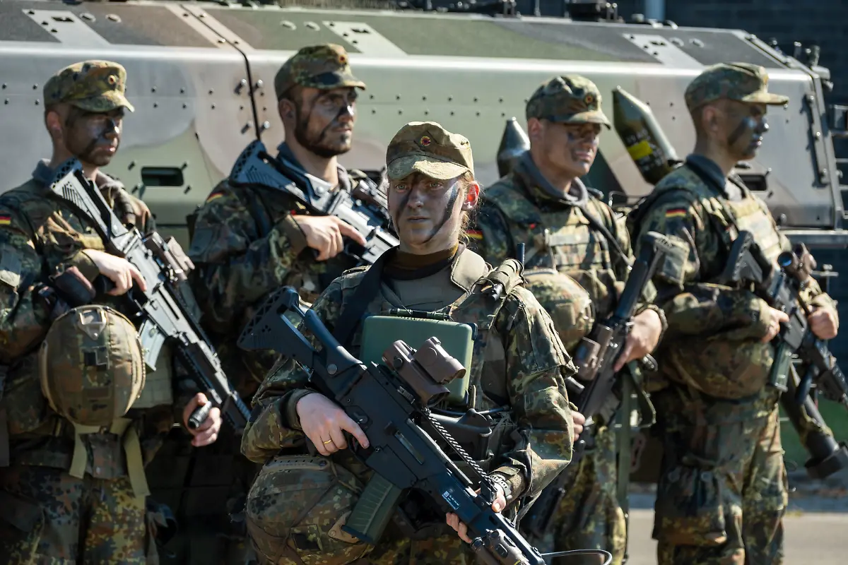 420345895-jpg-24-08-2022-Munster-Niedersachsen-Deutschland-Pressetermin-der-Panzerlehrbrigade-9-NIEDERSACHSEN-der-Bundeswehr-Panzertruppenschule-Munster-vorne-Soldatin-00A220824D077CARO