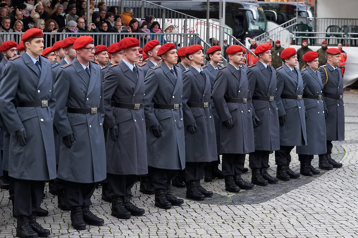 492616730-jpg-Soldaten-beim-Feierlichen-Geloebnis-zum-Gruendungstag-der-Bundeswehr-auf-dem-Platz-der-Menschenrechte-vor-dem-Neuen-Rathaus-Hannover-12-11