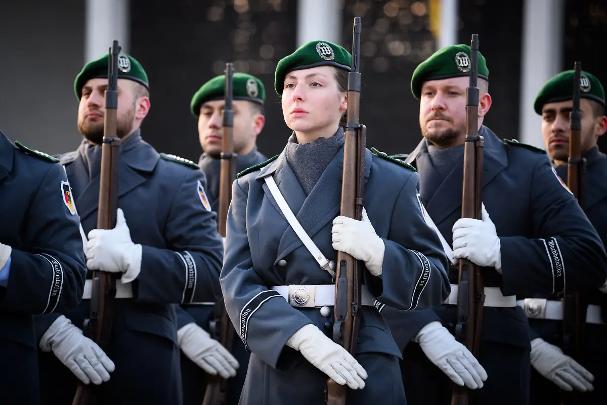 506846159-jpg-Soldatinnen-und-Soldaten-der-Ehrenformation-der-Bundeswehr-stehen-vor-der-Begruessung-des-Kommissars-fuer-Verteidigung-und-Raumfahrt-der-Europaeischen-Union-Kubilius-am-Bendlerblock-dem-Sitz-des-Bundesministeriums-der-Verteidigung