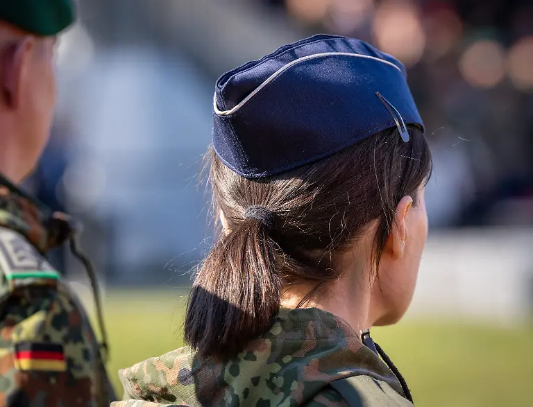 514482374-jpgSoldaten-sind-zur-Kommandouebergabe-des-Landeskommandos-Brandenburg-der-Bundeswehr-im-Neuen-Lustgarten-angetreten