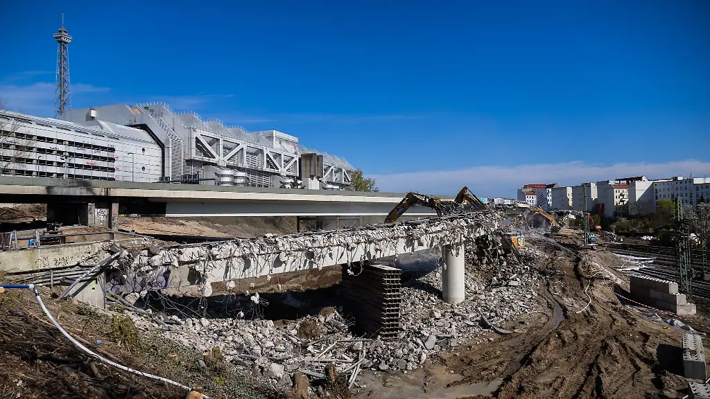 Beim-Brueckenabriss-wird-rund-um-die-Uhr-gearbeitet