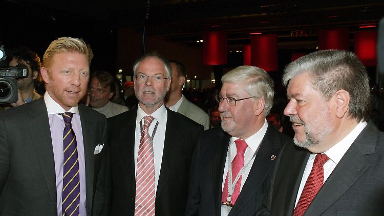 Der rheinland-pfälzische Ministerpräsident Kurt Beck (rechts) Tennis-Star Boris Becker, Walter Kafitz und Landtagspräsident Joachim Mertes (l-r) bei der Eröffnung des 250-Millionen-Euro-Projekts "Nürburgring 2009".