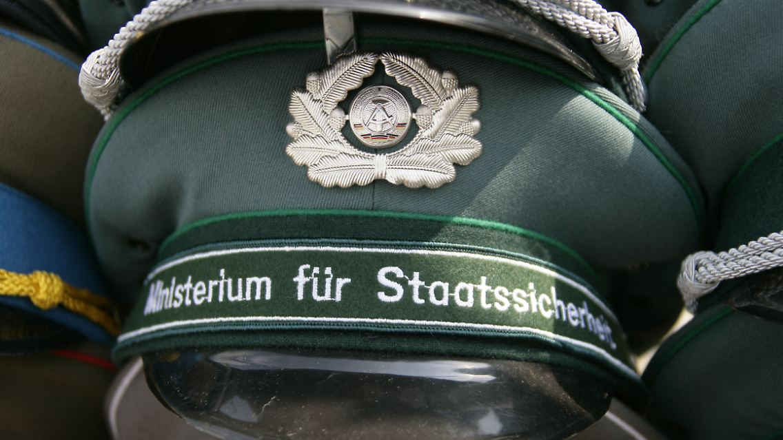 "Schild und Schwert der Partei":Die Stasi hatte 1989 schätzungsweise 91.000 hauptamtliche Mitarbeitern. Hinzu kamen mehr als 100.000 "Inoffizielle Mitarbeiter".