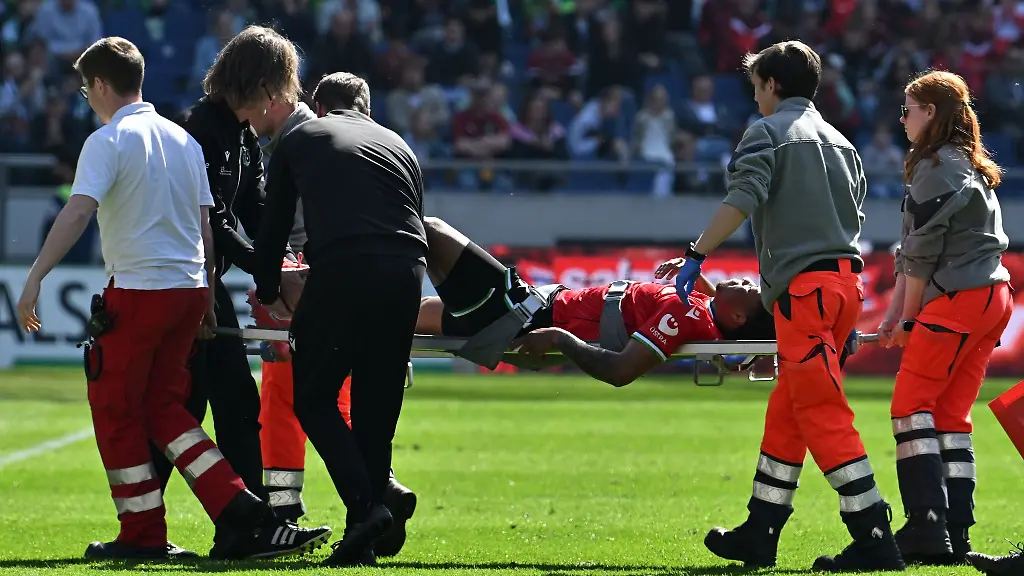 Jessic-Ngankam-wird-verletzt-vom-Platz-getragen