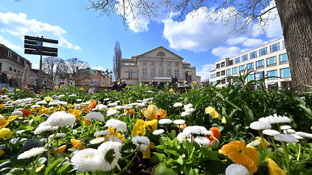 Bluetenpracht-in-Weimar-In-Thueringen-soll-es-warm-bleiben-mit-teils-sommerlichen-Temperaturen-Hinzu-kommen-ein-paar-Schauer