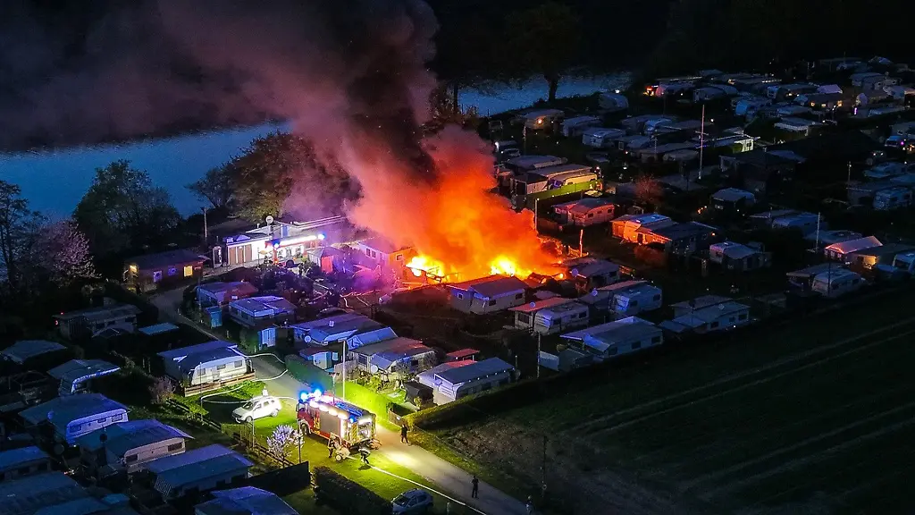 Am-Harkortsee-gerieten-mehrere-Campingwagen-in-Flammen