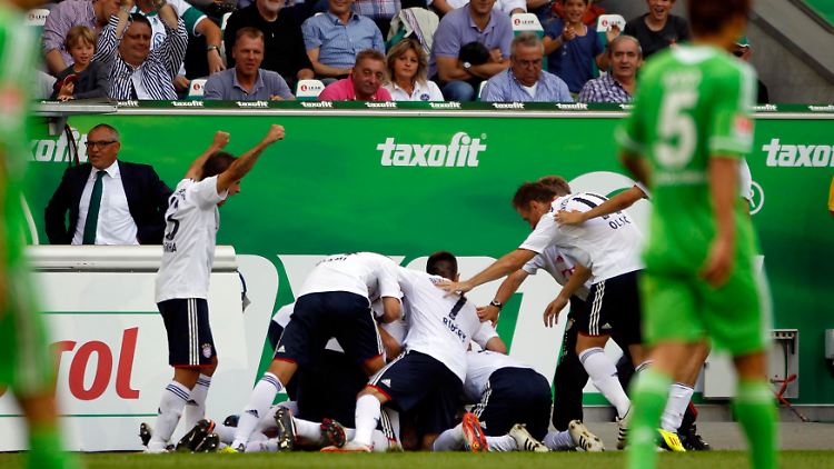 Die Wolfsburger Spieler sind bedient: Der FC Bayern trifft in der Schlussminute, und die Akteure begraben Torschütze Luiz Gustavo unter sich.