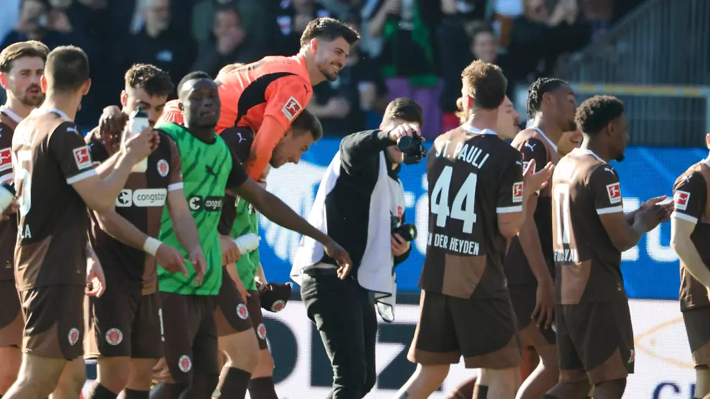 St-Paulis-Spieler-jubeln-nach-dem-Sieg-in-Kiel