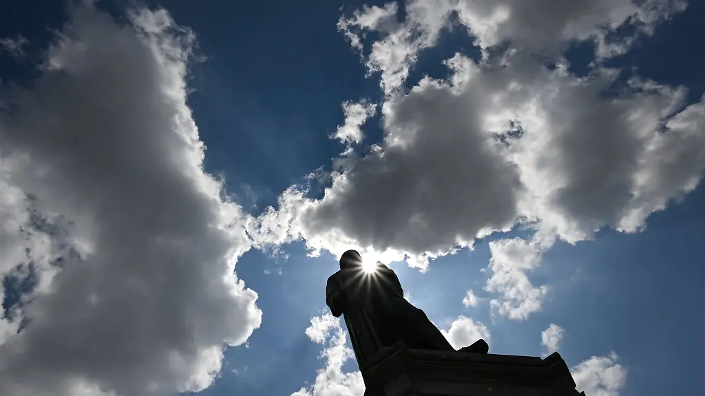 Sonne-und-Wolken-gibt-es-auch-am-Gutenberg-Denkmal-in-Mainz