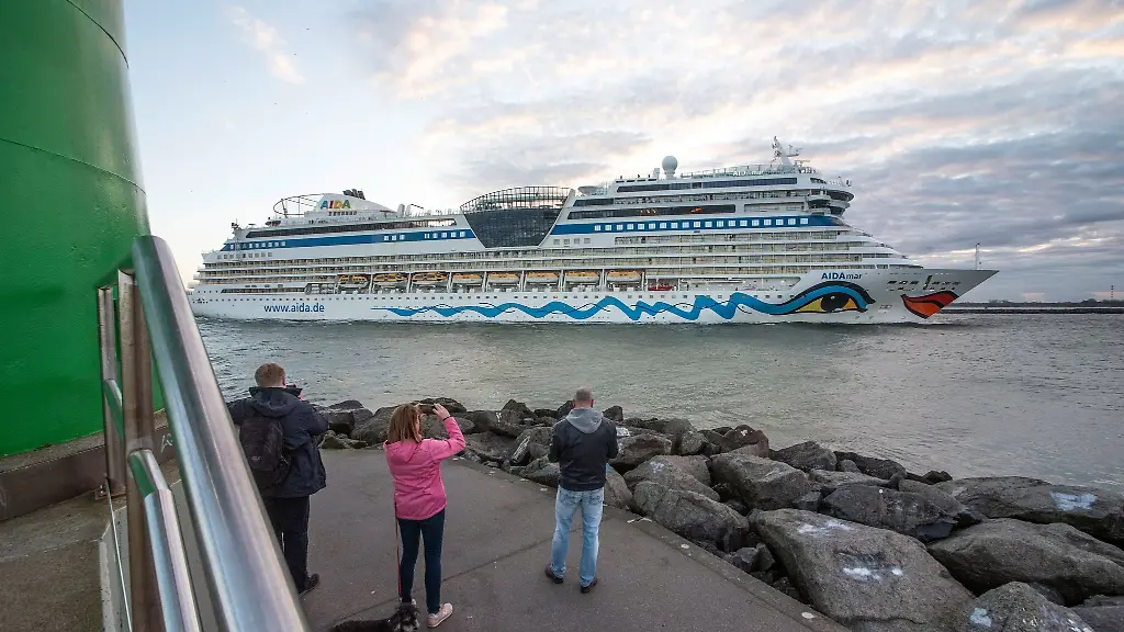 Ein-Kreuzfahrtschiff-passiert-den-Seekanal-in-Rostock-Warnemuende