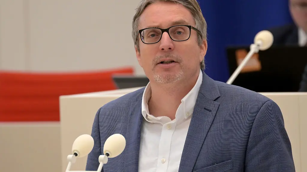 Brandenburgs-SPD-Fraktionsvorsitzender-Bjoern-Luettmann-lehnt-eine-Besetzung-der-AfD-im-Kontrollgremium-des-Verfassungsschutzes-ab