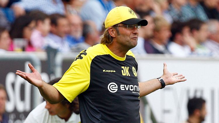 Was ist denn hier los? Jürgen Klopp ist genervt.
