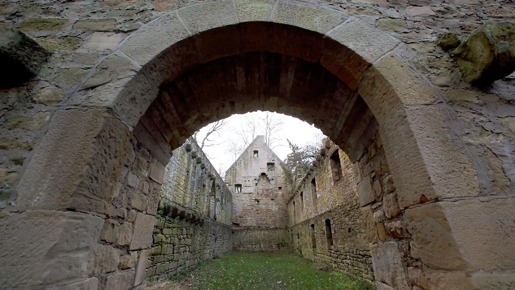 Die-Verlegung-der-roemischen-Kelteranlage-zur-Klosterruine-Disibodenberg-waere-nach-den-Worten-des-Ortsbuergermeisters-von-Odernheim-am-Glan-zu-teuer