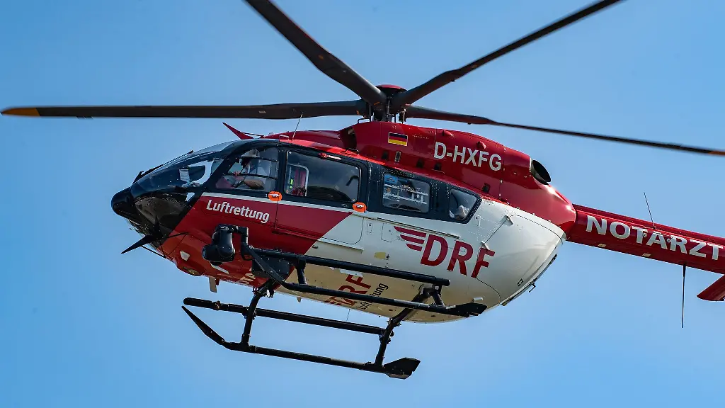 Rettungskraefte-bringen-eine-verletzte-19-Jaehrige-per-Hubschrauber-in-ein-Krankenhaus