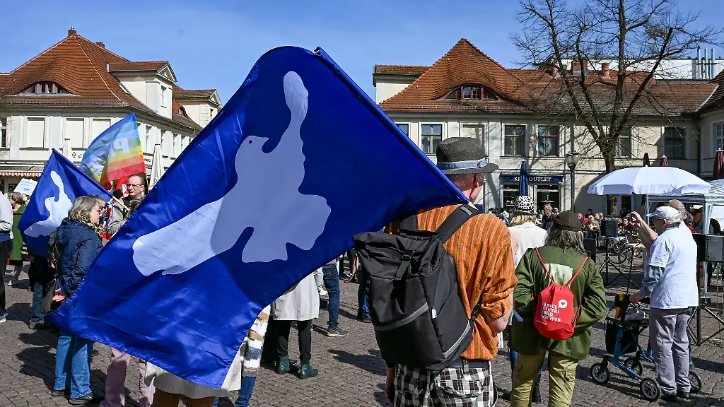 In-Potsdam-wurde-bei-einem-Ostermarsch-fuer-Frieden-demonstriert