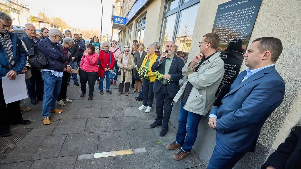 Die-sogenannte-Stolperschwelle-auf-dem-Gehweg-soll-die-Erinnerung-an-die-mehr-als-800-Menschen-wachhalten-die-als-Gefangene-im-KZ-Aussenlager-Spaldingstrasse-starben