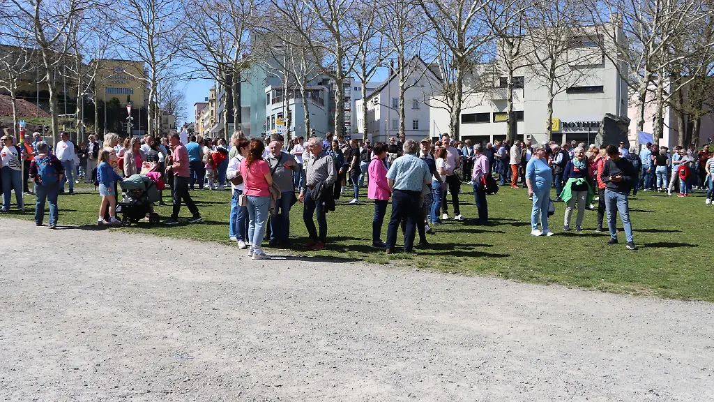 Laut-Polizei-haben-800-bis-1-000-Unterstuetzer-fuer-den-abgesetzten-Pfarrer-demonstriert