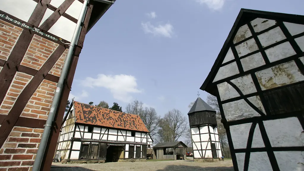 Ein-typischer-Vierseitenhof-in-der-Altmark-ist-Schauplatz-des-Films-In-die-Sonne-schauen