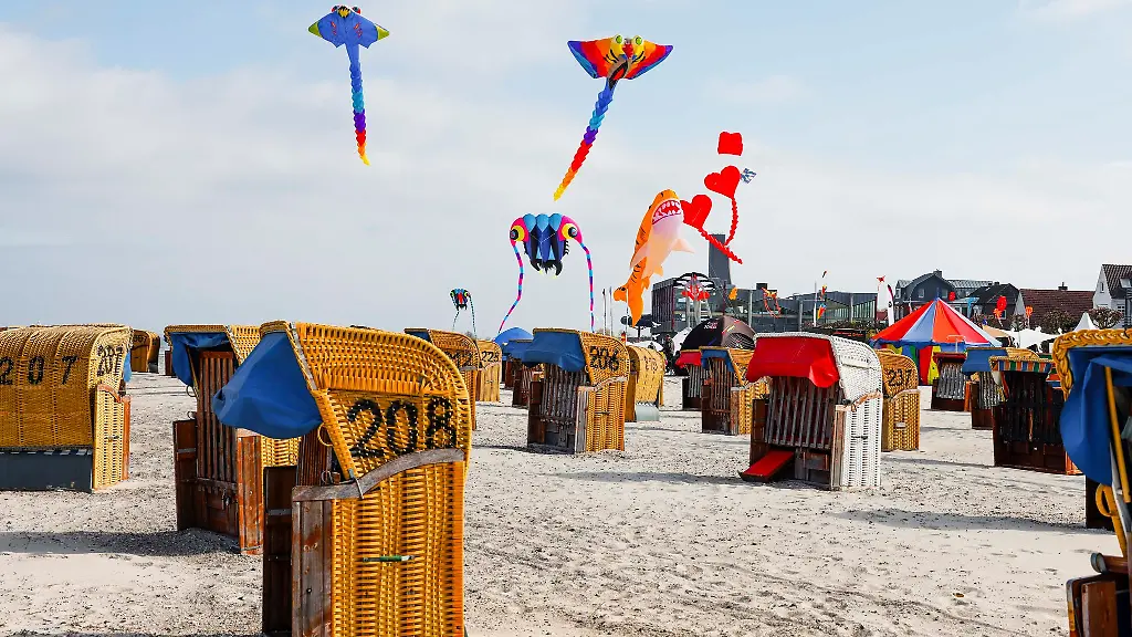 Der-schwache-Wind-am-Strand-von-Laboe-bringt-nur-wenige-Drachen-zum-Fliegen