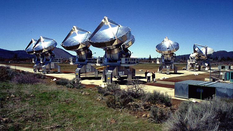 Mit dem Radioteleskop werden die Strahlungen aus dem Kosmos systematisch nach künstlich erzeugten Signalen durchforstet.