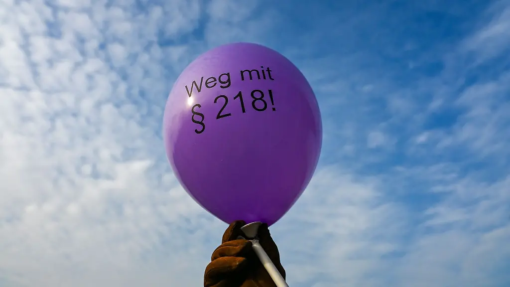 Ein-Gesetzesvorhaben-zur-Legalisierung-von-Schwangerschaftsabbruechen-in-den-ersten-zwoelf-Wochen-scheiterte-juengst-im-Bundestag