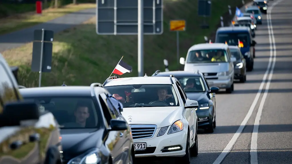 Rund-25-Fahrzeuge-haben-sich-an-dem-Autokorso-beteiligt