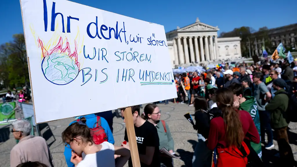 In-Muenchen-versammelten-sich-nach-Angaben-der-Polizei-rund-300-Demonstrantinnen-und-Demonstranten