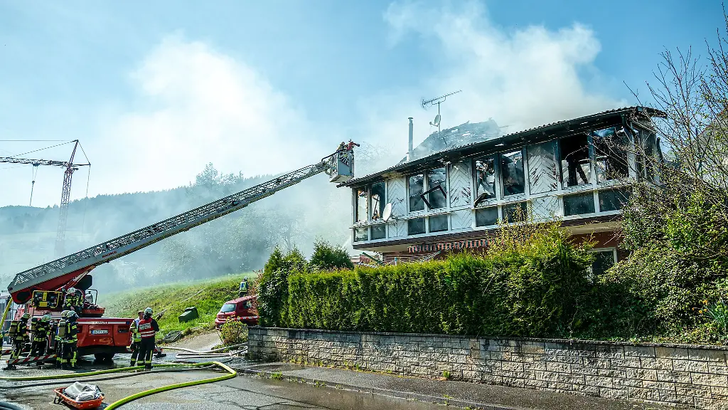 Die-Feuerwehr-liess-das-Haus-kontrolliert-abbrennen