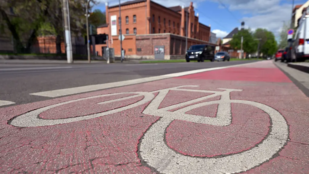 In-Thueringen-sind-im-vergangenen-Jahr-12-Radfahrer-bei-Verkehrsunfaellen-getoetet-worden-Symbolfoto