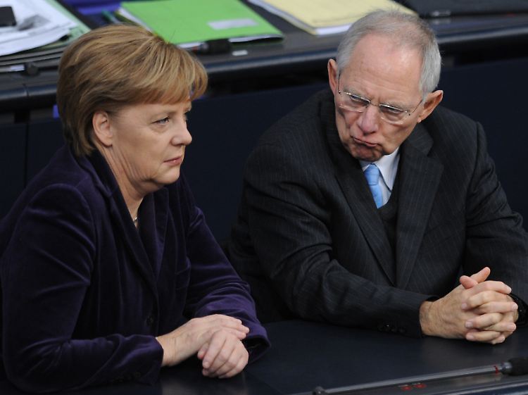 Wolfgang Schäuble (hier mit Angela Merkel): "Es gibt keine Vergemeinschaftung von Schulden und keinen unbegrenzten Beistand."