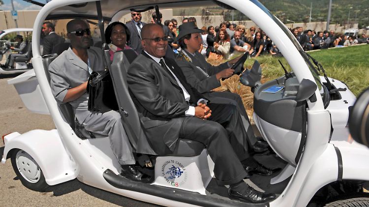 Südafrikas Präsident Jacob Zuma reist mit einem Elektromobil an.