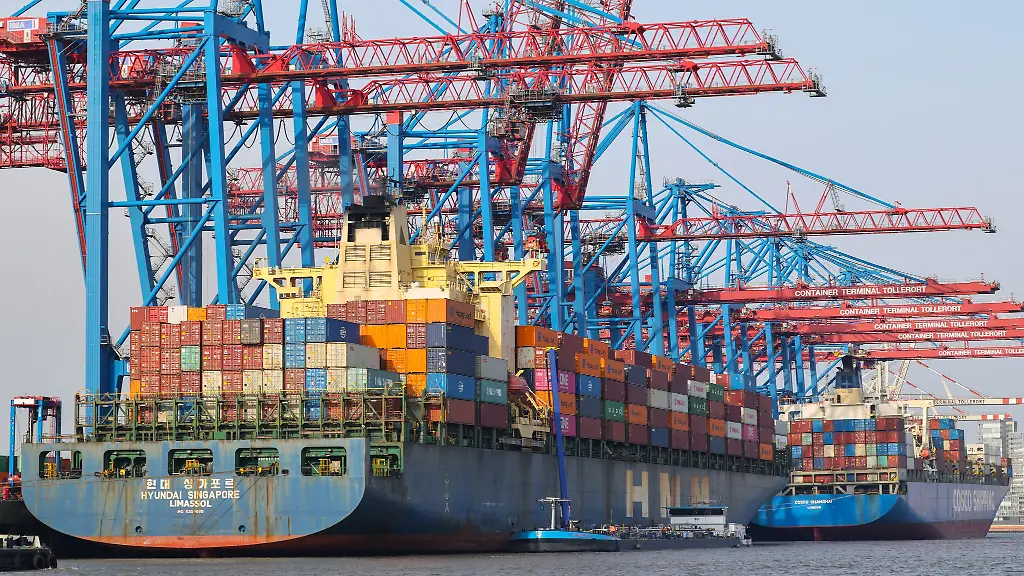 Der-Im-und-Export-von-Waren-aus-und-nach-Hamburg-ist-nach-Angaben-des-Statistikamts-Nord-im-vergangenen-Jahr-leicht-gesunken