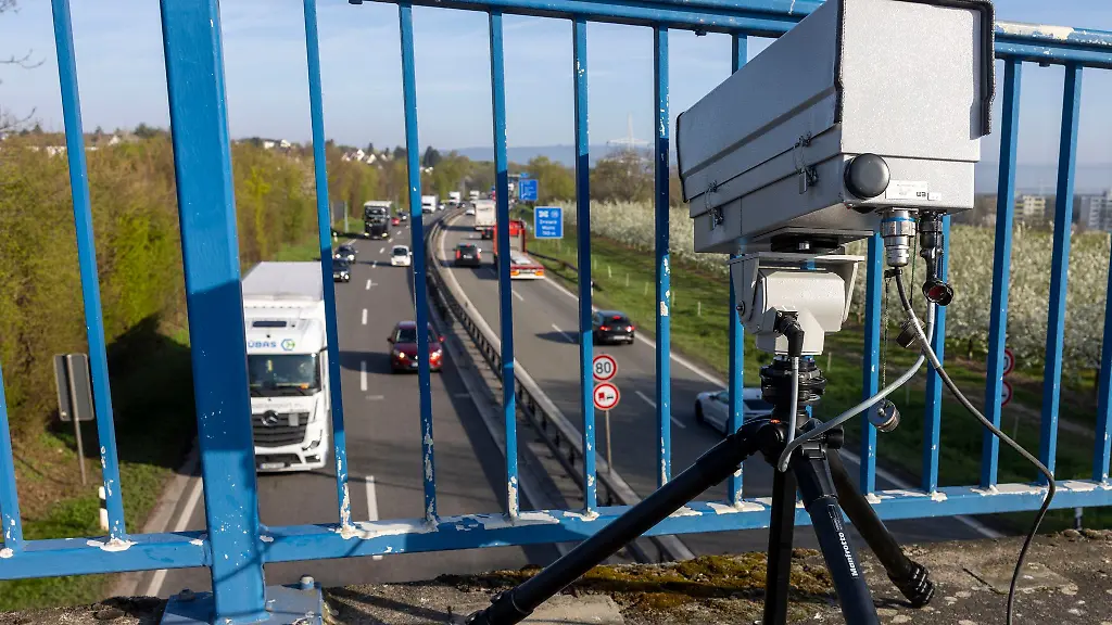 Die-Monocam-war-fuer-ihre-Praesentation-auf-einer-Bruecke-an-der-vielbefahrenen-Autobahn-60-positioniert