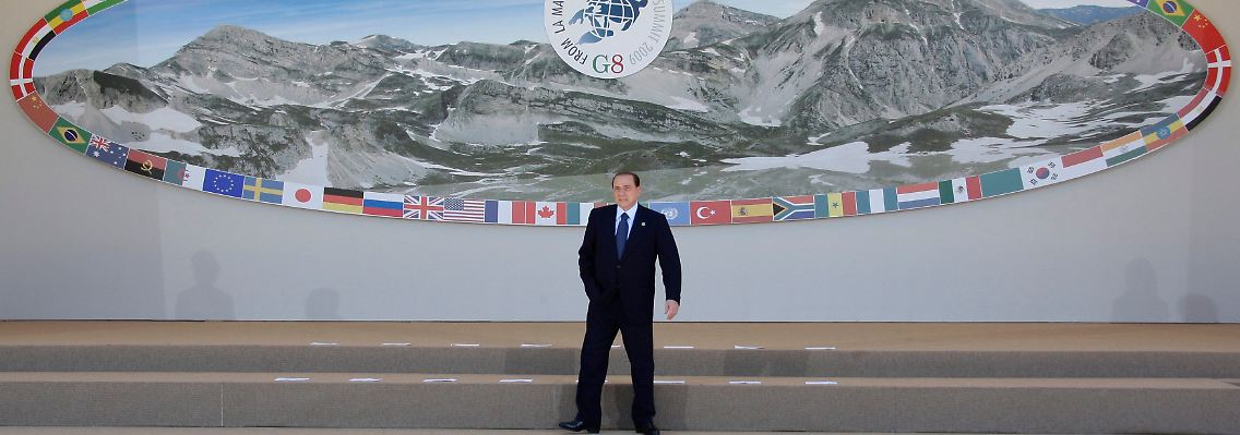 Berlusconi probt die Wirkung seines Auftritts.