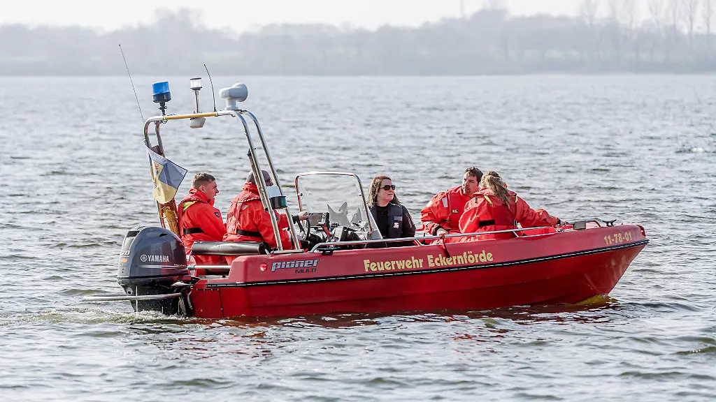 Einsatzkraefte-darunter-auch-Taucher-hatten-am-Windebyer-Noor-nach-der-Vermissten-gesucht