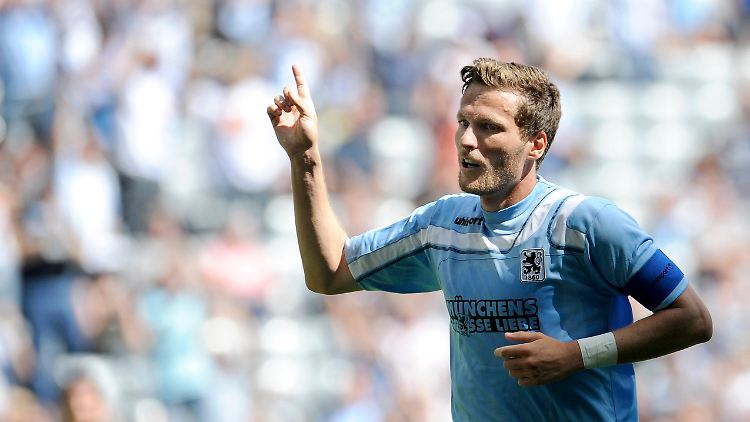 Benjamin Lauth freut sich über sein Tor zum 3:0.