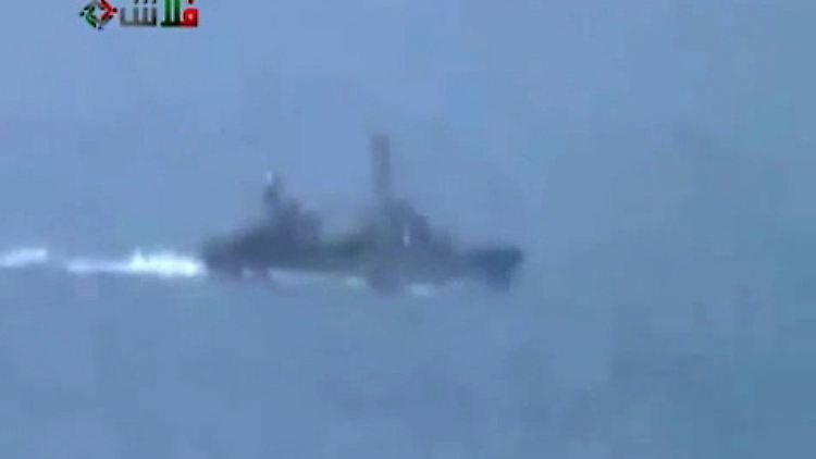 Diese Aufnahme zeigt angeblich ein syrisches Kriegsschiff vor Latakia.