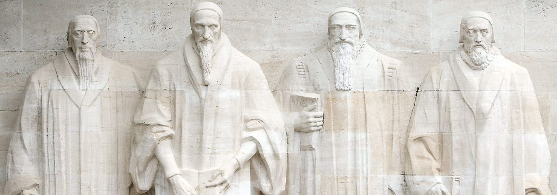 Das Reformationsdenkmal mit den Statuen von William (Guillaume) Farel, Johannes Calvin, Theodore de Beze and John Knox (l-r) in Genf.