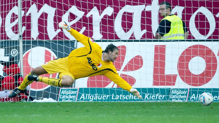 Simon Jentzsch streckt sich vergebens gegen den Schuss von Itay Shechter. 