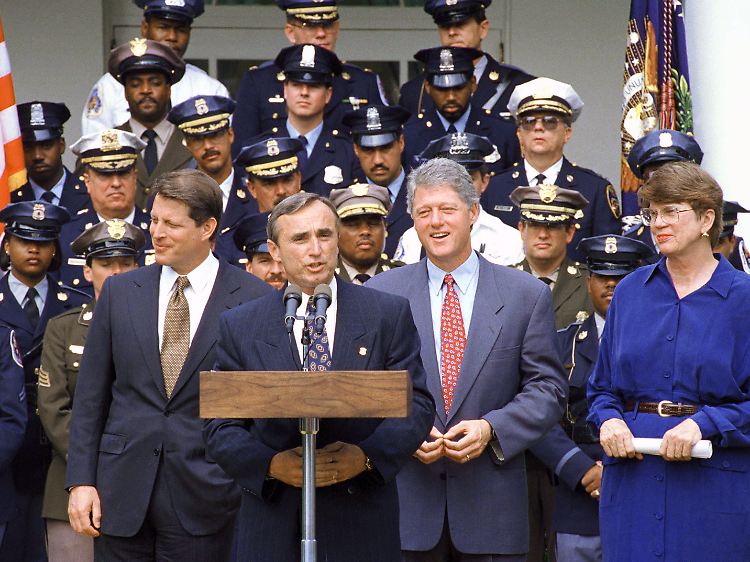 In den USA ist Bratton (hier 1993 im Rosengarten des Weißen Hauses) schon längst eine Art Legende.