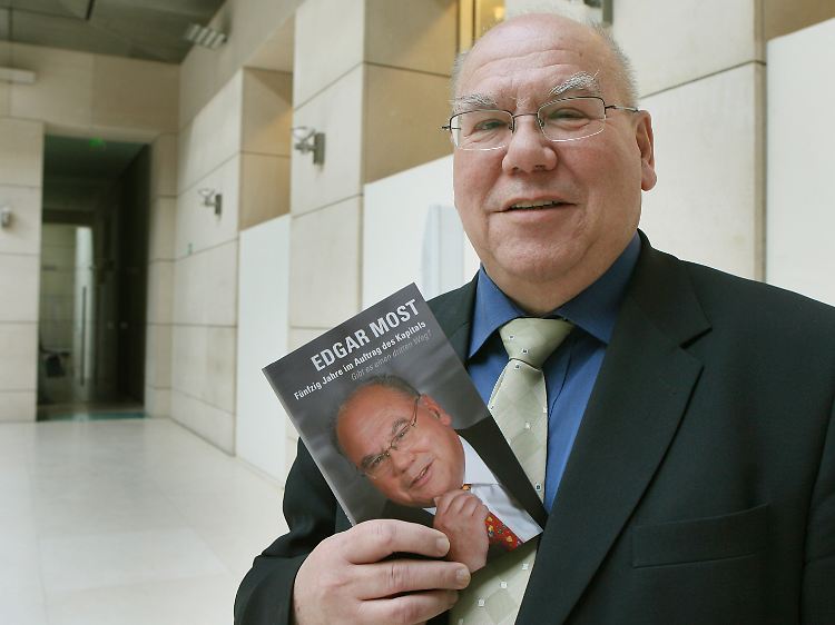 Dr. Edgar Most, Jahrgang 1940, war mit 26 Jahren jüngster Bankdirektor der DDR und später letzter Vizepräsident ihrer Staatsbank. In Wendezeiten gründete er die erste Privatbank der neuen Bundesländer, war von 1990 bis 2004 Mitglied der Geschäftsleitung der Deutschen Bank Berlin und schrieb mehrere Bücher.