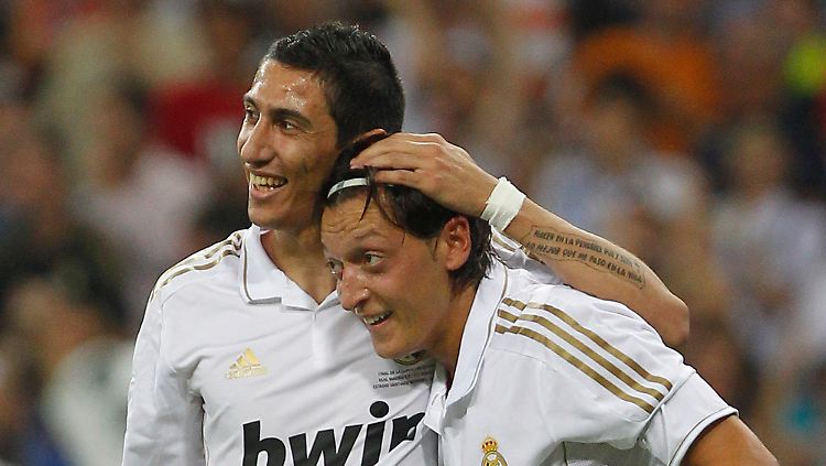 Mesut Özil (r.) lässt sich von Angel Di Maria beglückwünschen.