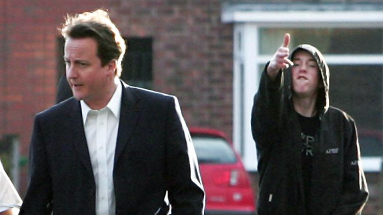 Premierminister David Cameron macht sich ein Bild von der Verwahrlosung seines Landes.