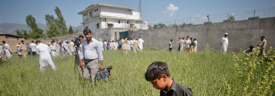 Terrorversteck in Abbottabad: Kinder bergen am Morgen danach Trümmerteile aus der Umgebung.