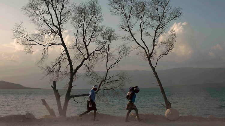 Zwei Frauen in Haiti.