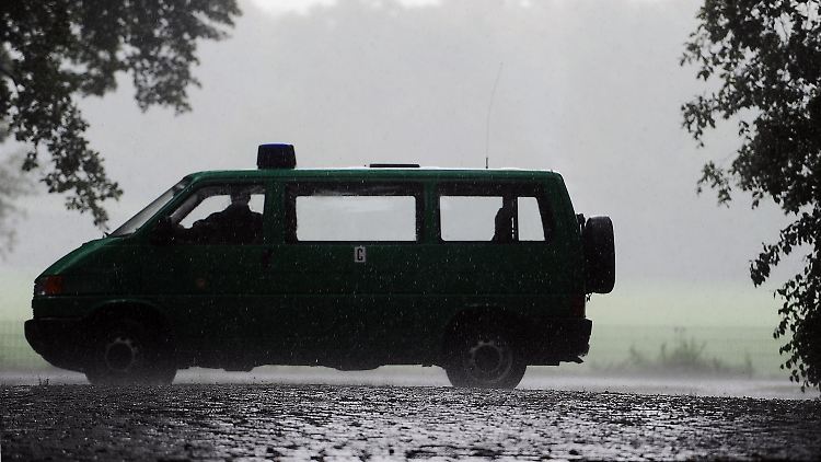 Ein Wagen der Polizei versperrt den Zugang zum Schillerpark in Berlin.