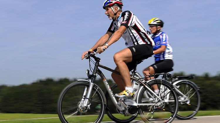 Ungewöhnlich hohes Tempo: An den Umgang mit einem Pedelec müssen sich Radfahrer wegen des enormen Beschleunigungsvermögens erst gewöhnen.