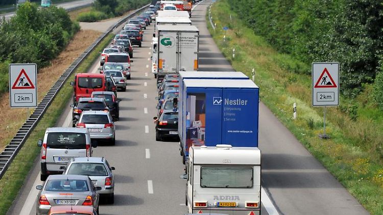 Ein gewohntes Bild zu Ferienbeginn: Stau soweit das Auge reicht.